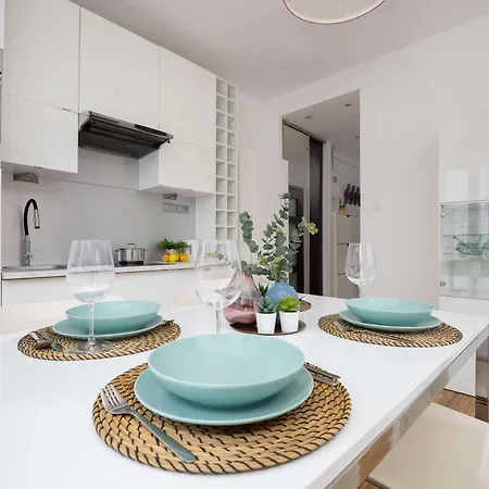 Mokotow Modern With Desk For Remote Work By Renters *